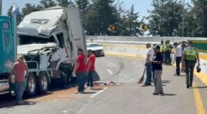 Vuelca tráiler en “La Pera”; afecta circulación en la México-Cuernavaca