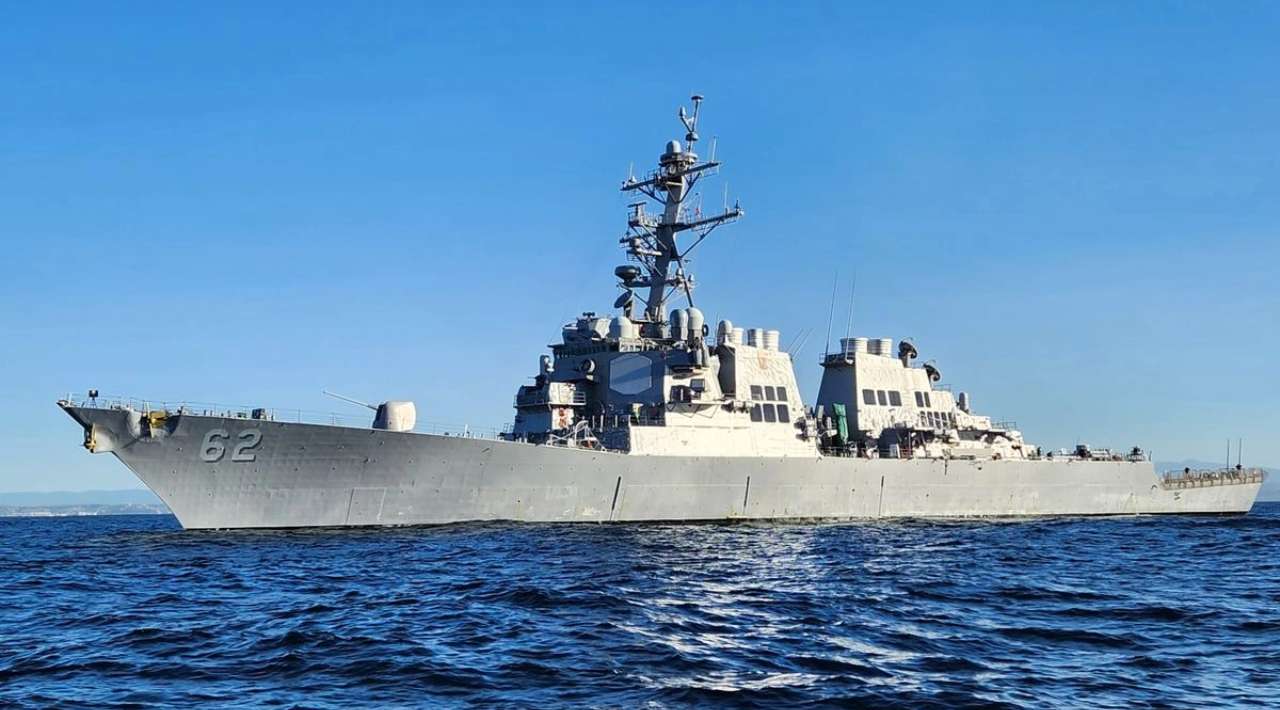 Armada iraní intercepta destructor de EU en aguas del Golfo Pérsico