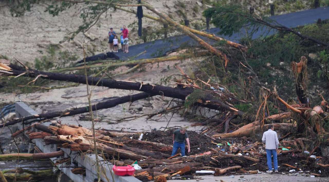 Se elevan cifras de muertos y desaparecidos por inundaciones en Texas