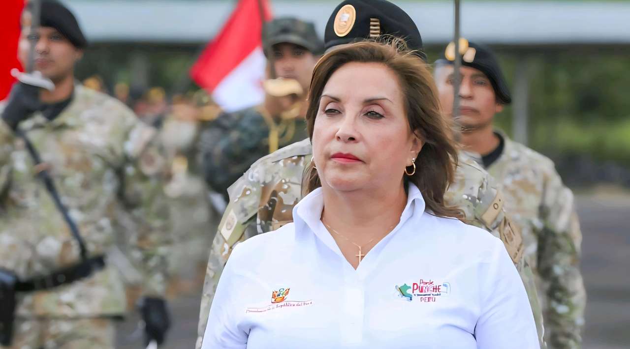 Congreso de Perú cita a Dina Boluarte para aclarar aumento de sueldo presidencial