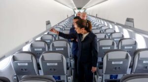 Sheinbaum recibe primer avión de la aerolínea Mexicana de Aviación