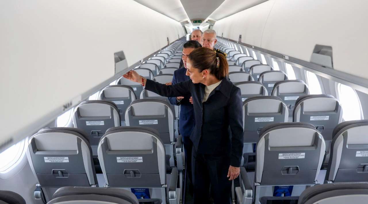 Sheinbaum recibe primer avión de la aerolínea Mexicana de Aviación