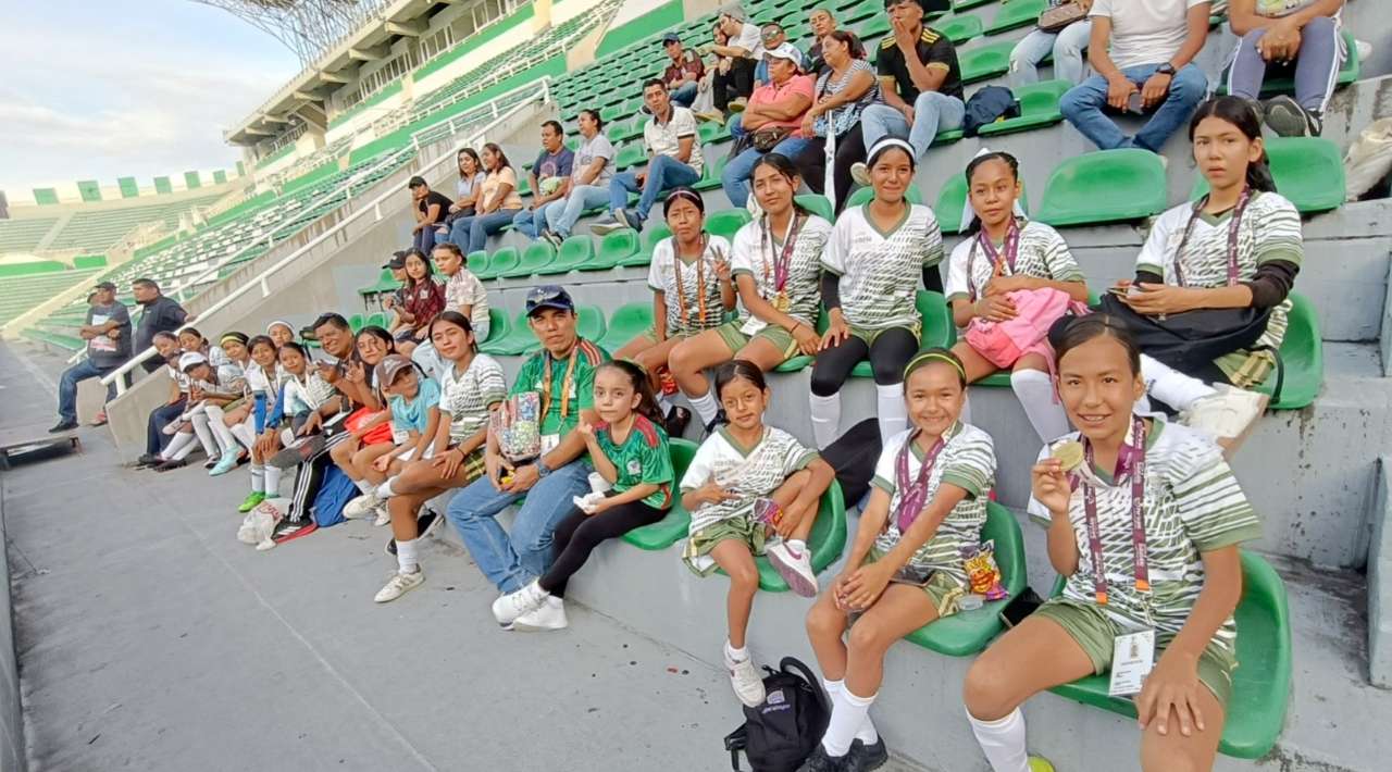 Se inspiran campeonas escolares en la Selección Nacional Femenil
