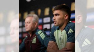 Johan Vásquez, voz de mando en la defensa del Tri: Aguirre destaca su liderazgo y carácter competitivo