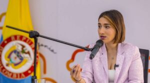 Renuncia canciller de Colombia tras controversia por impresión de pasaportes