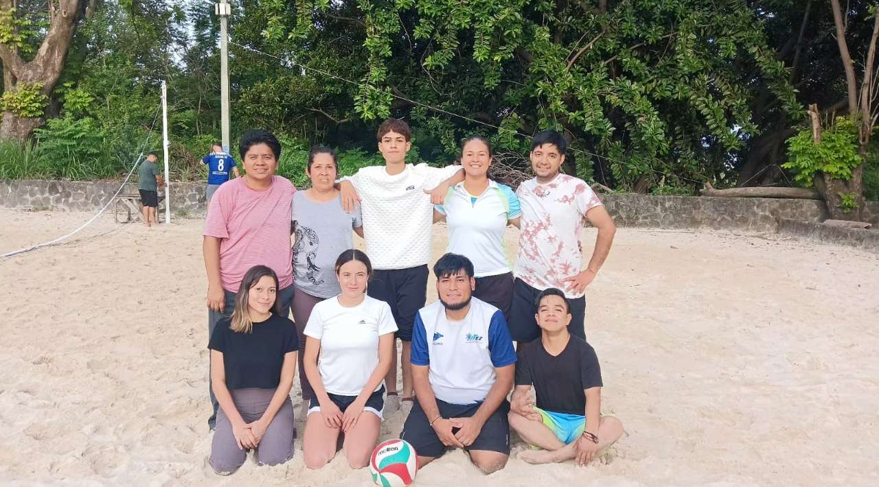 Voleibol en Arena para Personas Sordas: Un Equipo en Formación con Energía y Compañerismo