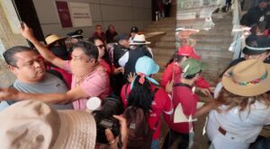 Maestros de la CNTE toman oficinas de la SEP en CDMX