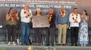 Morelos recibe denominación de origen para su mezcal; anuncian inversión de 20 mdp y feria estatal