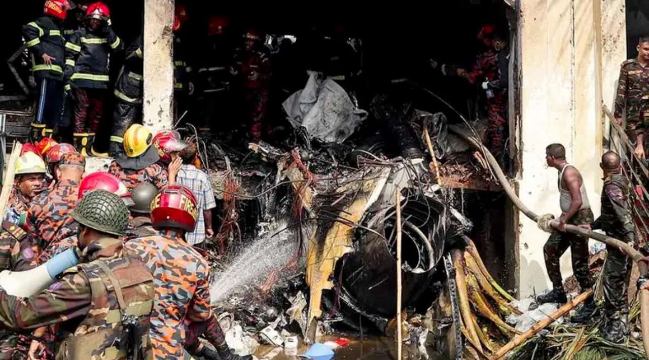 Avión militar se estrella contra escuela y deja 16 muertos en Bangladesh