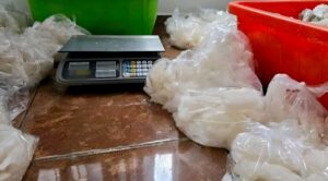 Aseguran 800 kilos de metanfetamina y detienen a dos presuntos criminales en Michoacán