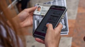 Propone INE reforzar seguridad de la credencial para votar