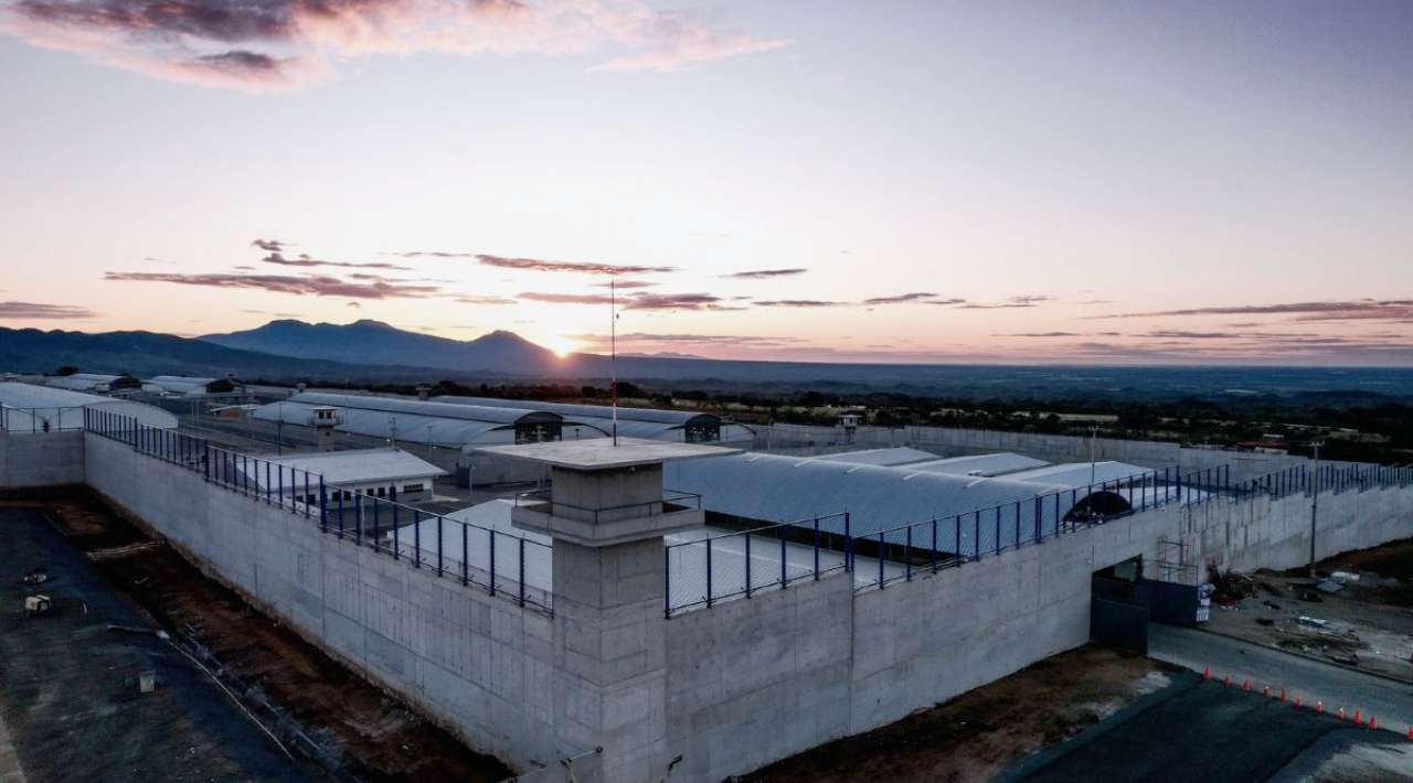 Venezuela abre investigación contra Bukele por tortura a migrantes