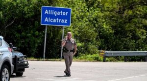 Florida inicia vuelos de deportación desde el centro ‘Alligator Alcatraz‘