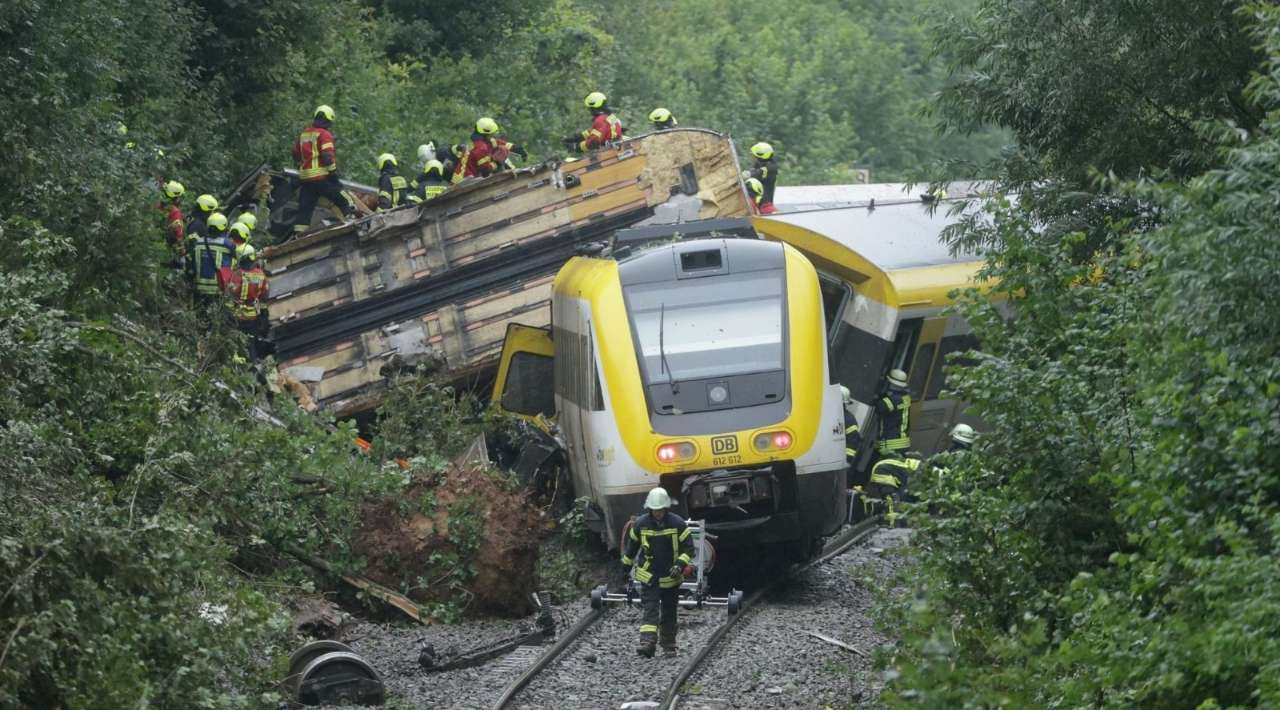 Se descarrila tren en el sur de Alemania; deja al menos tres muertos