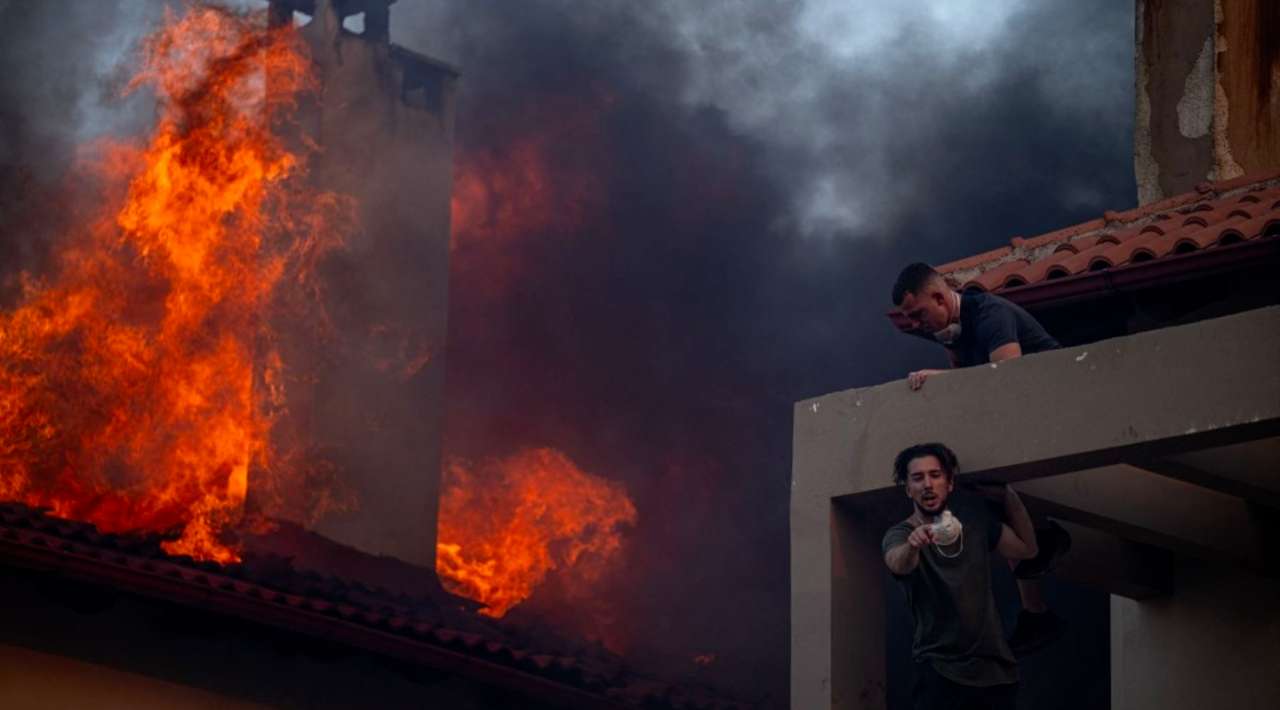 Evacúan a miles en Grecia y Turquía por incendios forestales