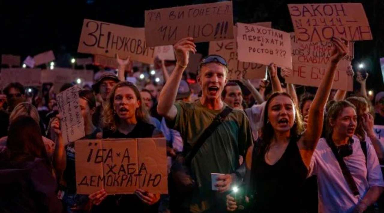 Protestas masivas en Kiev por ley que debilita lucha anticorrupción