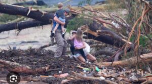 Más de 100 muertos por inundaciones en Texas; continúan rescates