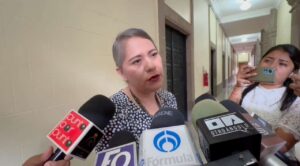 Proponen que motociclistas usen casco y chaleco con número de placa visible