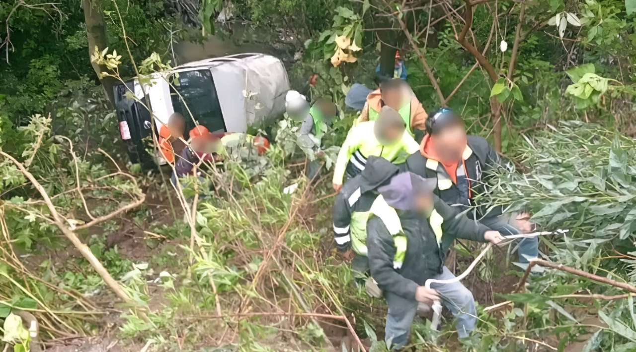 Cae a barranco vagoneta con 18 trabajadores en alcaldía Álvaro Obregón de la CDMX