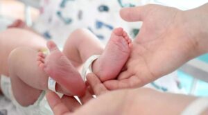 Nacen en Reino Unido los primeros bebés con ADN de tres personas