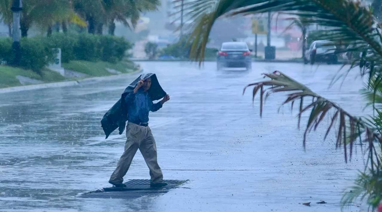 ‘Flossie’ se intensifica a huracán categoría 2; Michoacán, Colima y Jalisco en alerta por lluvias torrenciales