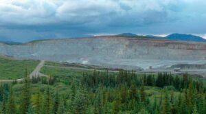 Trabajadores quedan atrapados tras derrumbe en mina de Canadá