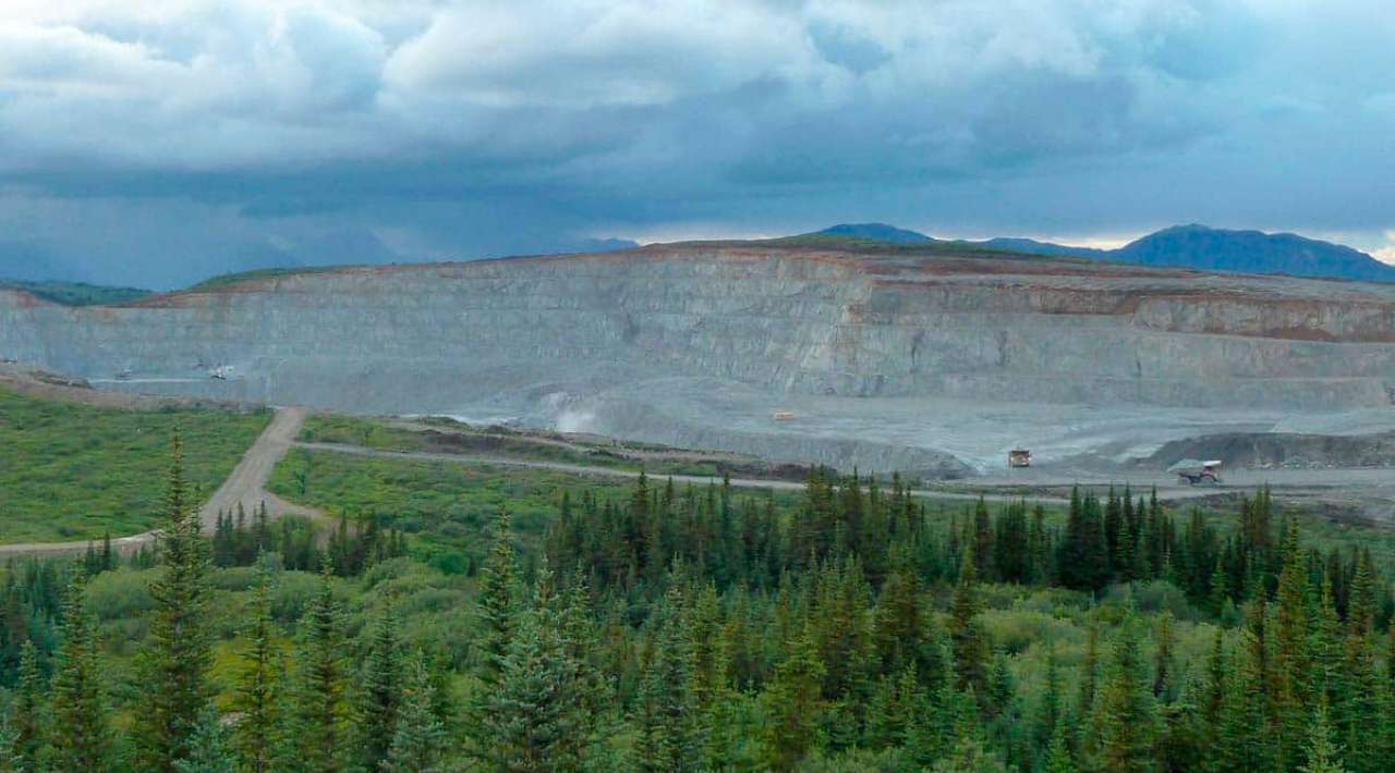 Trabajadores quedan atrapados tras derrumbe en mina de Canadá