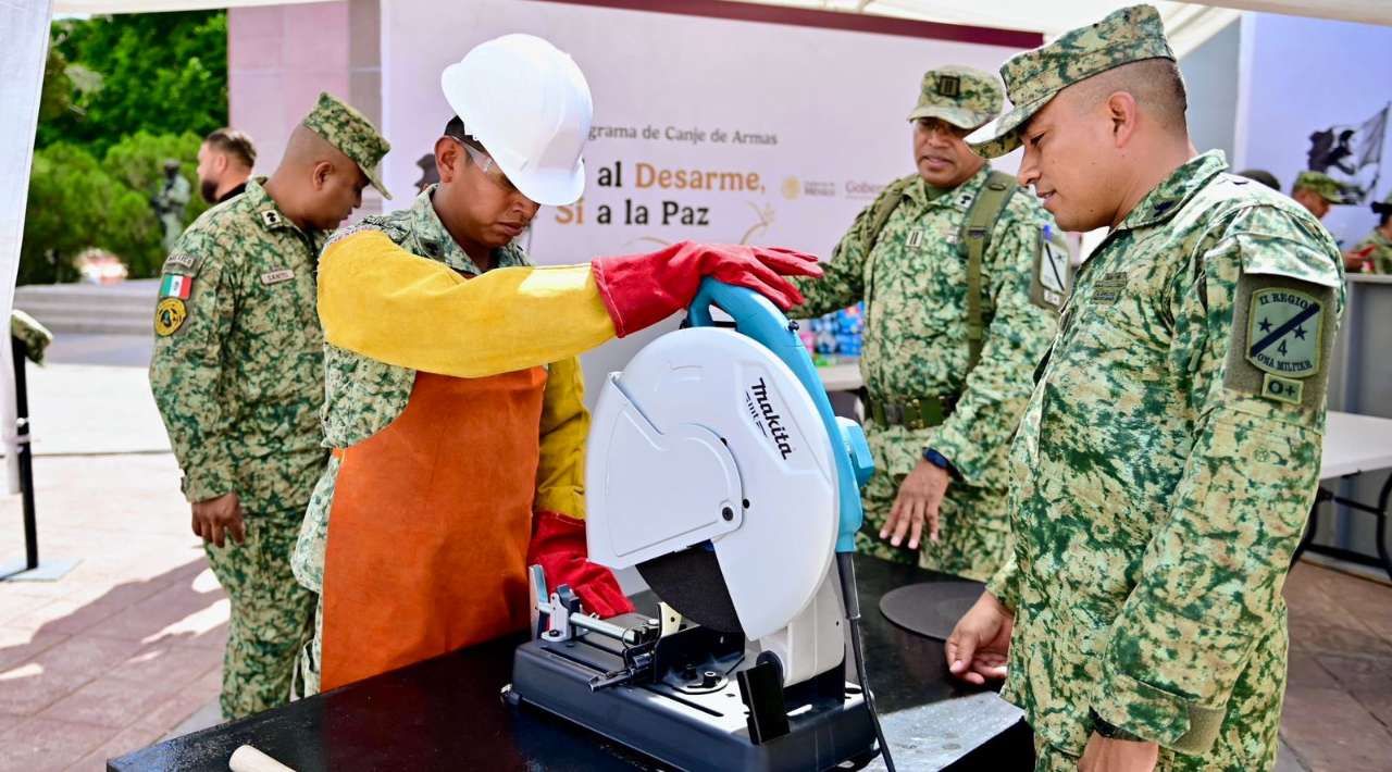 Ciudadanos entregan más de 2 mil armas a cambio de efectivo en programa de desarme