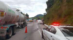 Cierran parcialmente autopista México-Puebla tras volcadura de pipa con 42 mil litros de combustible