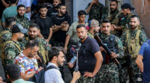 Refugiados palestinos entregan segunda tanda de armas al ejército libanés