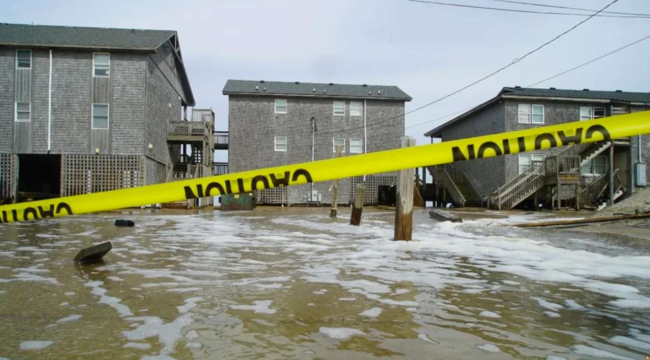Erín provoca inundaciones en Carolina del Norte; evacúan a 2 mil personas