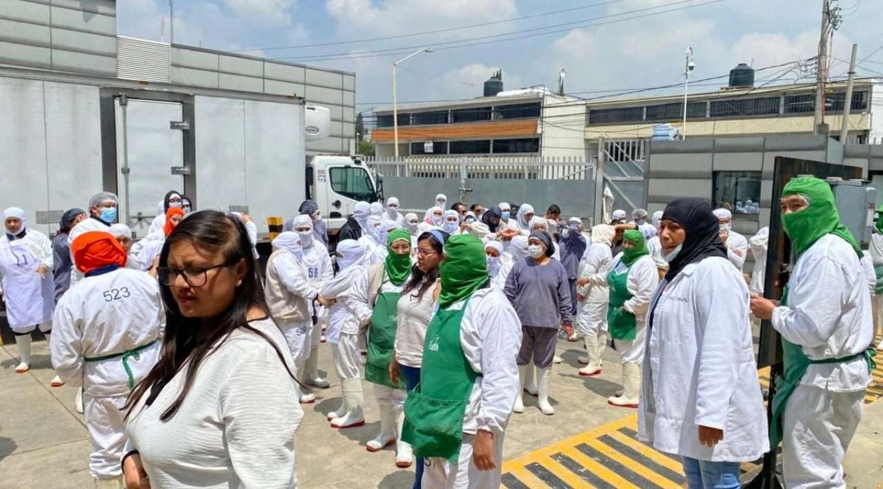 Fuga de químico intoxica a 100 trabajadores en Tlalnepantla