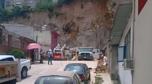 Se desprenden 14 toneladas de material rocoso en Naucalpan. Protección Civil evalúa posible evacuación