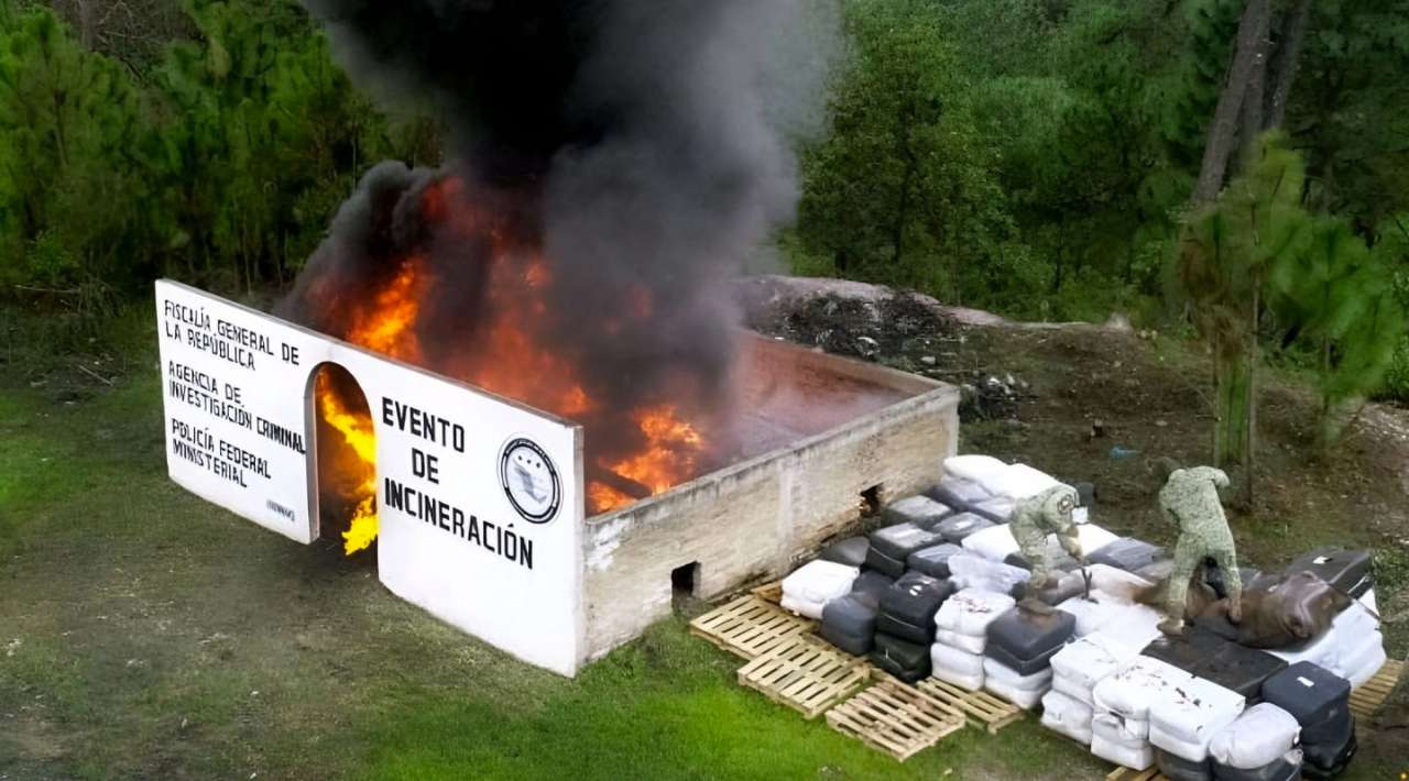 FGR y Defensa destruyen más de una tonelada de cocaína en Guerrero