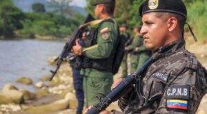 Venezuela despliega 15 mil militares en frontera con Colombia ante presiones de EE.UU.