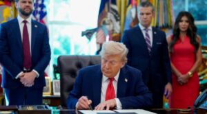 Trump firma orden para proteger bandera estadounidense