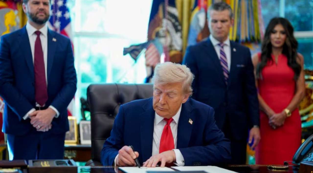 Trump firma orden para proteger bandera estadounidense
