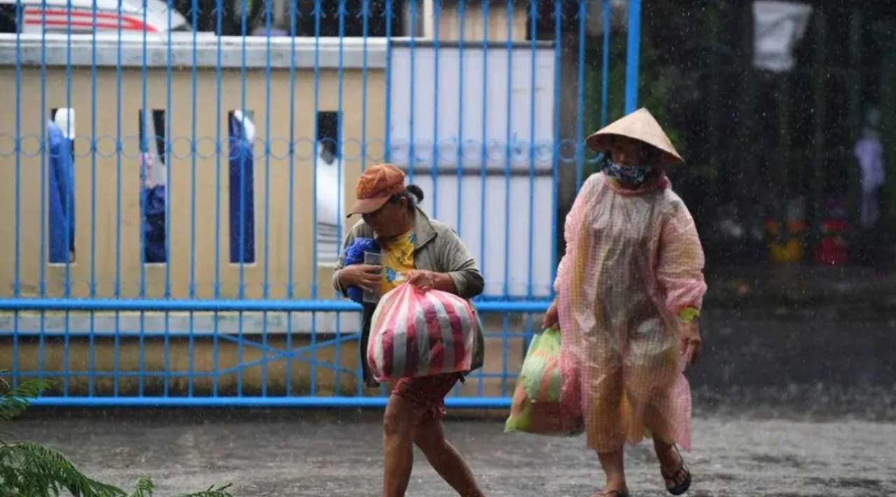 Vietnam ordena evacuar a más de medio millón de personas por el tifón Kajiki