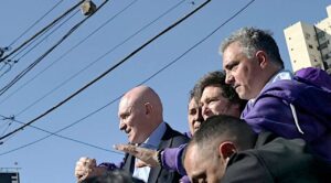 Lanzan piedras a Javier Milei durante acto de campaña en Buenos Aires