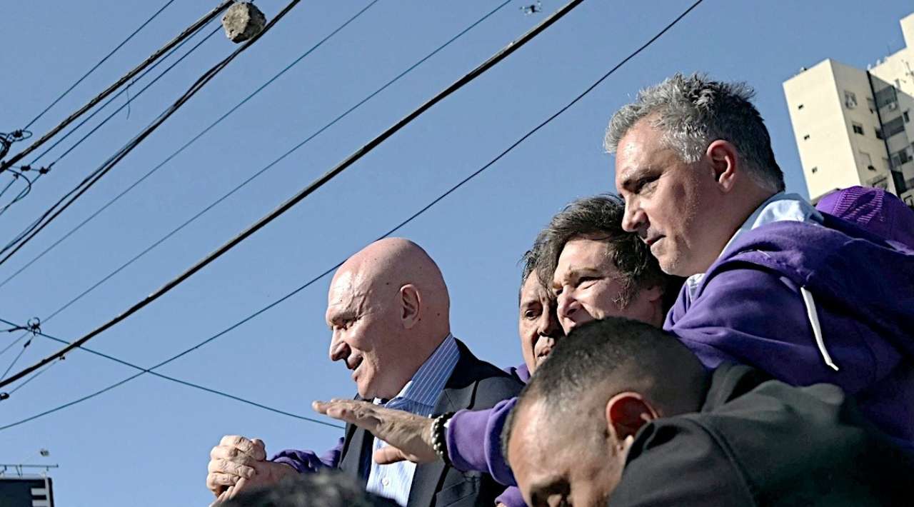 Lanzan piedras a Javier Milei durante acto de campaña en Buenos Aires