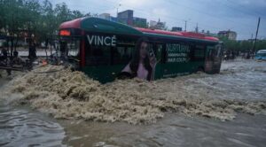 Lluvias monzónicas dejan al menos 393 muertos en Pakistán