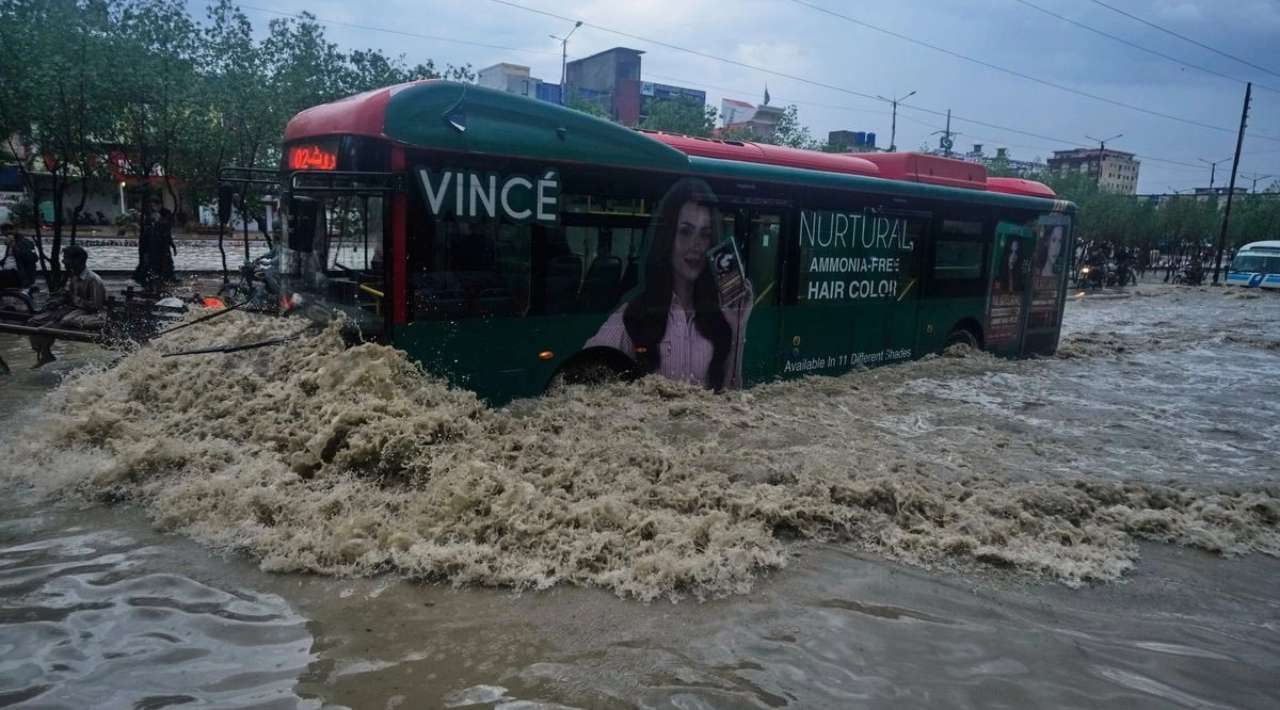 Lluvias monzónicas dejan al menos 393 muertos en Pakistán