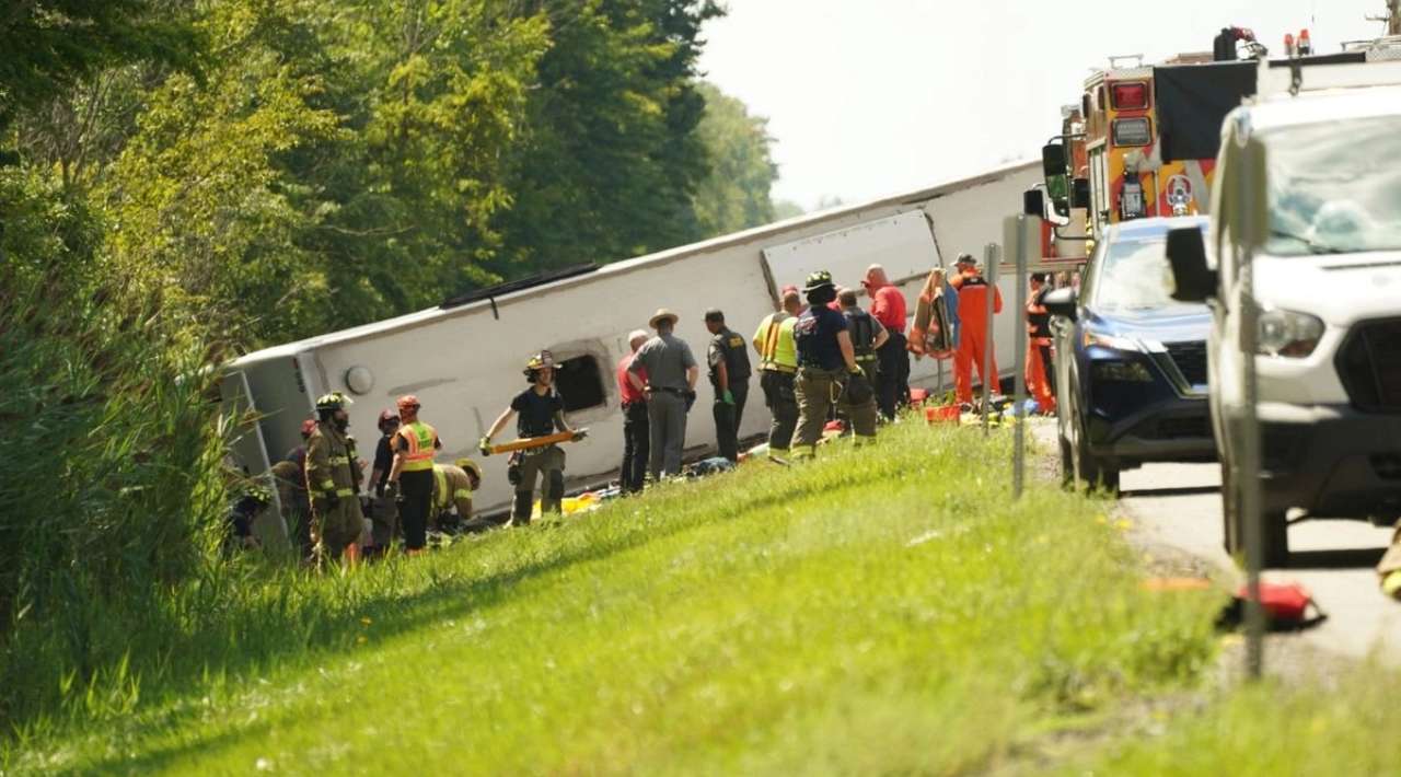 Autobús turístico con 52 pasajeros vuelca cerca de Nueva York