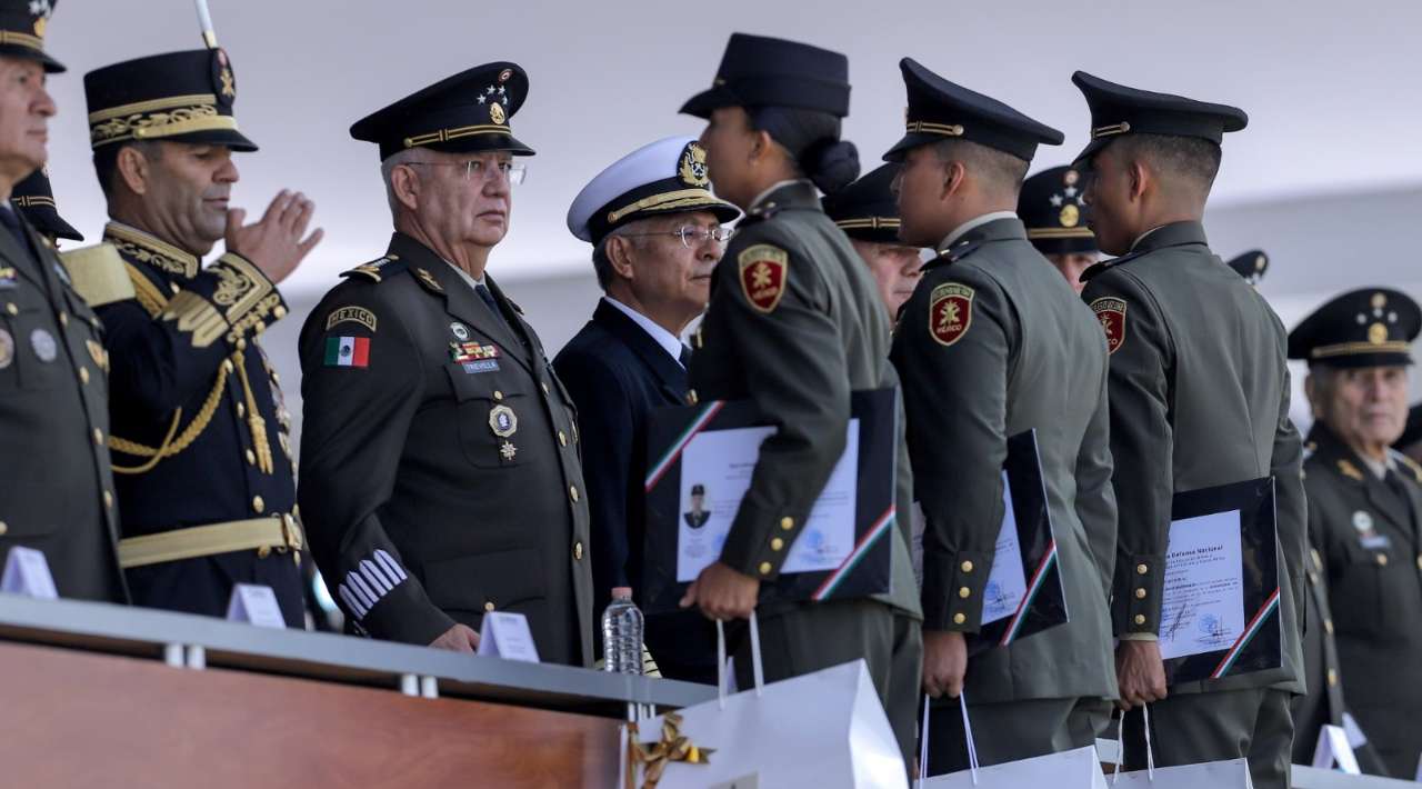 Egresan 876 oficiales del Heroico Colegio Militar, con histórica participación de mujeres