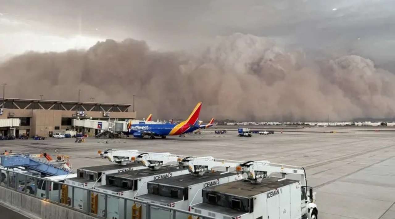 Tormenta de polvo paraliza Phoenix: vuelos suspendidos y miles sin luz