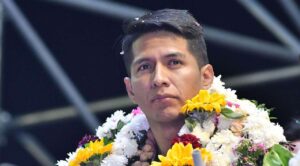 Apedrean a candidato presidencial Andrónico Rodríguez tras votar en Bolivia