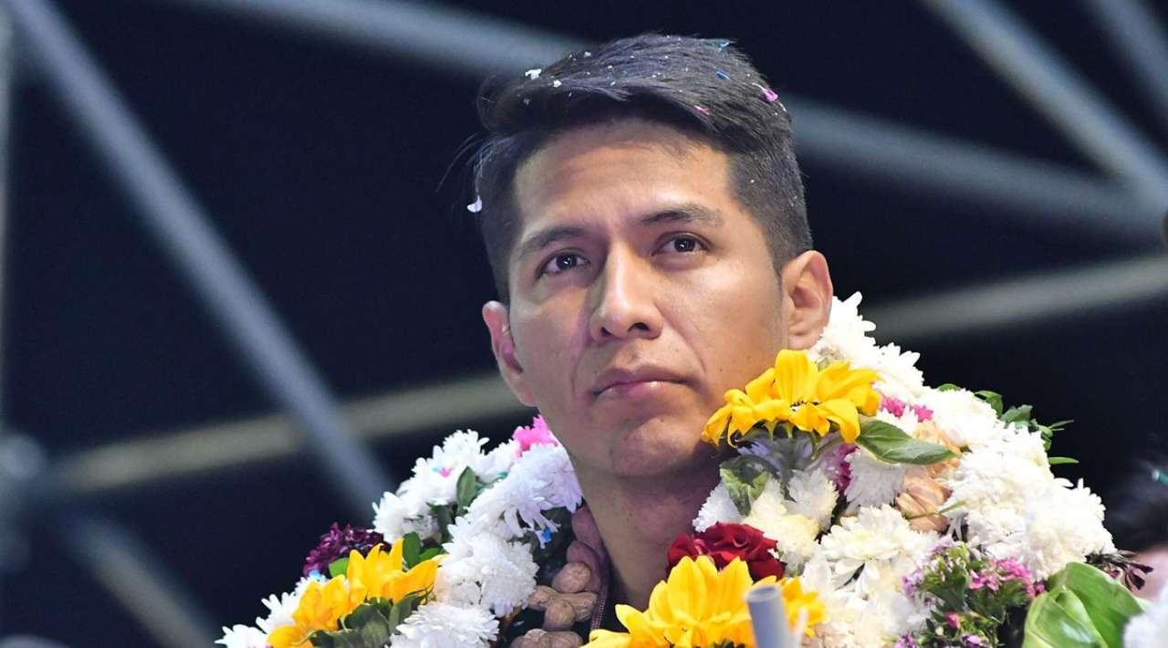 Apedrean a candidato presidencial Andrónico Rodríguez tras votar en Bolivia