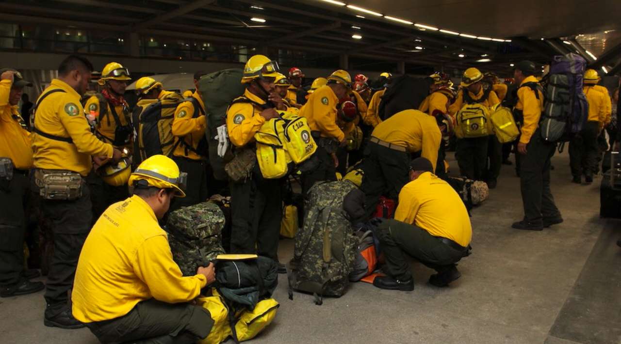 Regresa a México primer contingente de bomberos que combatió incendios en Canadá