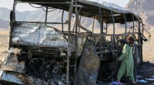 Choque de autobuses en Afganistán deja 79 muertos, entre ellos 17 niños