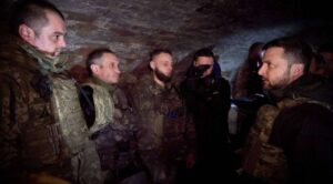 Zelensky reúne a su cúpula militar para evaluar la guerra